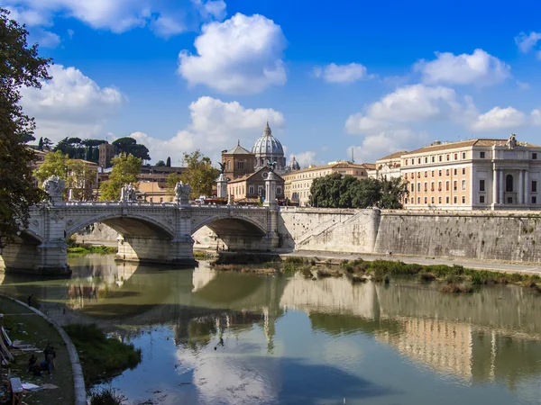 Roma, Italia, 10 de octubre de 2012. Una vista de los terraplenes del Tíber y su reflejo — Foto de Stock