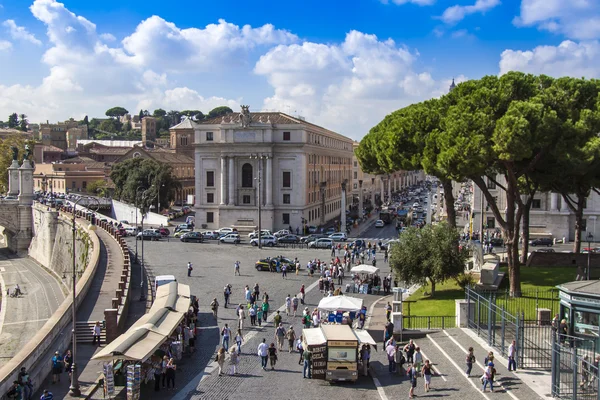 Roma, Italia, 10 de octubre de 2012. Una vista de los terraplenes del Tíber y su reflejo — Foto de Stock