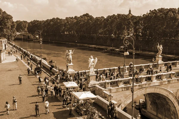 Roma, İtalya, 10 Ekim 2012 tarihinde. Tiber Nehri ve onun yansıması bentleri görünümü — Stok fotoğraf