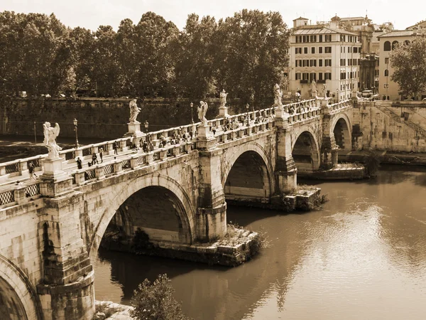 Roma, Itália, em 10 de outubro de 2012. Rio Tibre, ponte do Anjo Sagrado — Fotografia de Stock