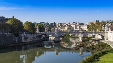 Roma, İtalya, 10 Ekim 2012 tarihinde. tiber Nehri Köprüsü, bentleri görünümü