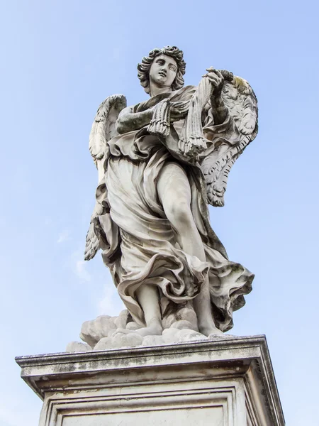 Roma, Itália, em 10 de outubro de 2012. Uma escultura o Anjo que decora o Anjo Sagrado a ponte — Fotografia de Stock