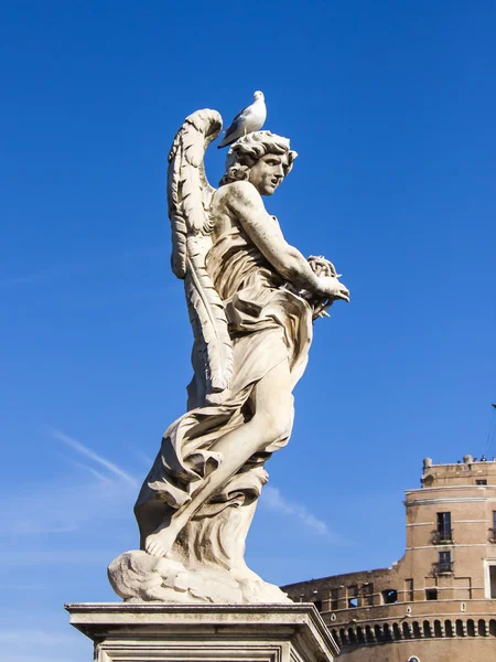 Rome, Italië, op 10 oktober 2012. een sculptuur de engel versieren de heilige engel de brug — Stockfoto