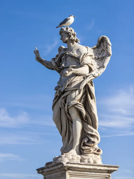 Roma, Itália, em 10 de outubro de 2012. Uma escultura o Anjo que decora o Anjo Sagrado a ponte — Fotografia de Stock