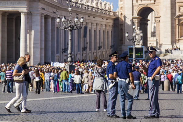 Roma, Itália, em 10 de outubro de 2012. A multidão de crentes espera por uma saída do pontífice a um nastvo em uma Praça de São Pedro no Vaticano — Fotografia de Stock