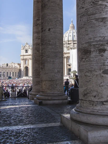 Rome, Italië, op 10 oktober 2012. de menigte van gelovigen wacht op een afslag van de paus aan een nastvo op een Sint-Pietersplein in Vaticaan — Stockfoto