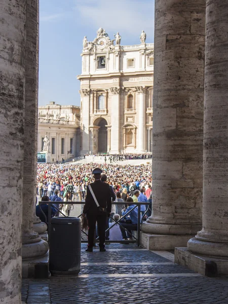 Roma, Italia, 10 de octubre de 2012. La multitud de creyentes espera una salida del pontífice a un nastvo en una plaza de San Pedro en el Vaticano — Foto de Stock