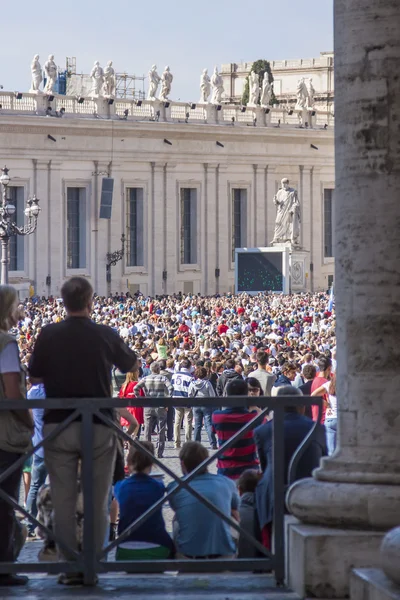Roma, Italia, 10 de octubre de 2012. La multitud de creyentes espera una salida del pontífice a un nastvo en una plaza de San Pedro en el Vaticano — Foto de Stock