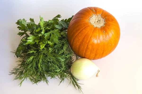 Calabaza naranja, cebolla y verduras para ensalada — Foto de Stock