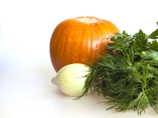 Citrouille orange, oignon et légumes verts pour salade — Photo