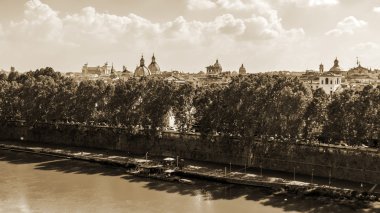 10 Ekim 2012 tarihinde, Roma, İtalya. Bentleri Tiber bir görünümünü