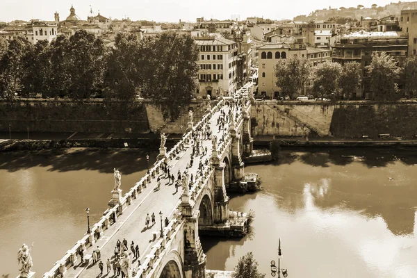 Roma, Itália, em 10 de outubro de 2012. Rio Tibre, ponte do Anjo Sagrado — Fotografia de Stock