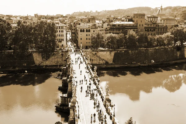 Roma, Itália, em 10 de outubro de 2012. Rio Tibre, ponte do Anjo Sagrado — Fotografia de Stock