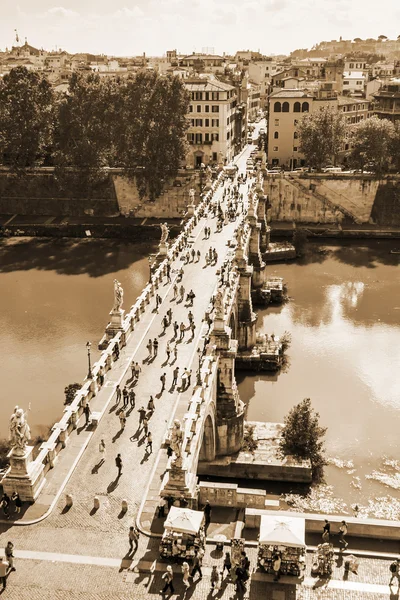 Roma, İtalya, 10 Ekim 2012 tarihinde. tiber Nehri'nin, kutsal melek Köprüsü — Stok fotoğraf