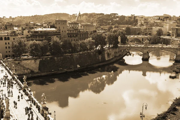 Roma, Italia, 10 de octubre de 2012. Vista de los terraplenes del Tíber — Foto de Stock