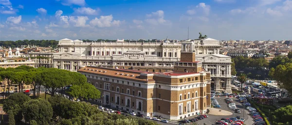 ローマ、イタリア、2012 年 10 月 10 日です。典型的な都市ビュー — ストック写真