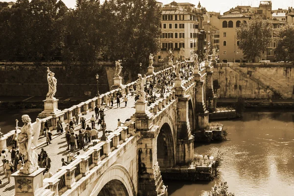 Roma, İtalya, 10 Ekim 2012 tarihinde. tiber Nehri'nin, kutsal melek Köprüsü — Stok fotoğraf
