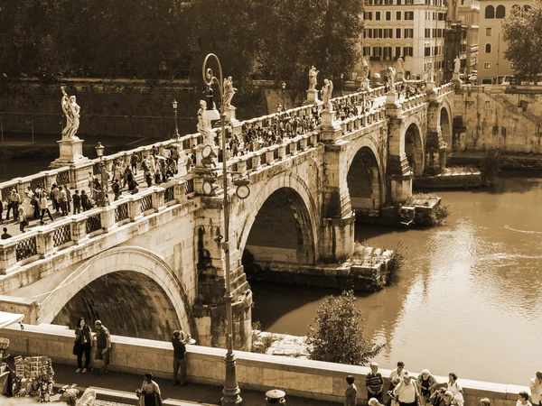 Ρώμη, Ιταλία, στις 10 Οκτωβρίου 2012. Ιερή Άγγελος γέφυρα του ποταμού Τίβερη, — Φωτογραφία Αρχείου