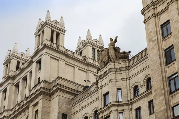 Moscú, Rusia, 14 de octubre de 2014. Fragmento arquitectónico de un rascacielos de Stalin —  Fotos de Stock