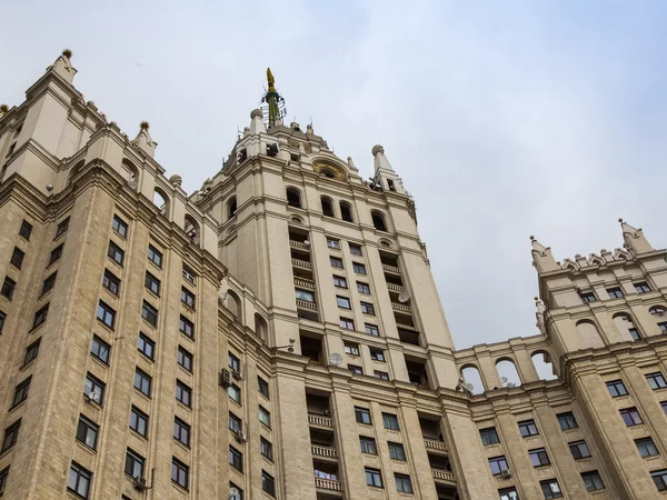 Mosca, Russia, il 14 ottobre 2014. Frammento architettonico di un grattacielo di Stalin — Foto Stock