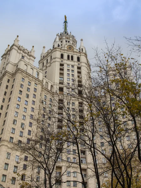 Moscú, Rusia, 14 de octubre de 2014. Fragmento arquitectónico de un rascacielos de Stalin — Foto de Stock