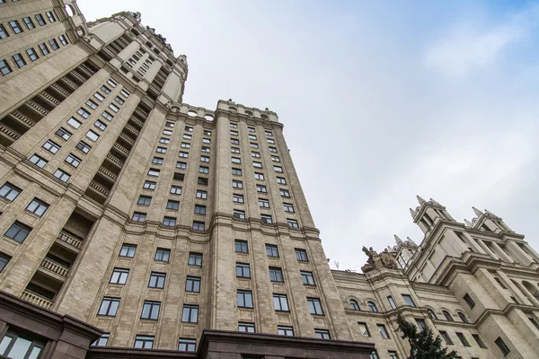 Moscú, Rusia, 14 de octubre de 2014. Fragmento arquitectónico de un rascacielos de Stalin — Foto de Stock