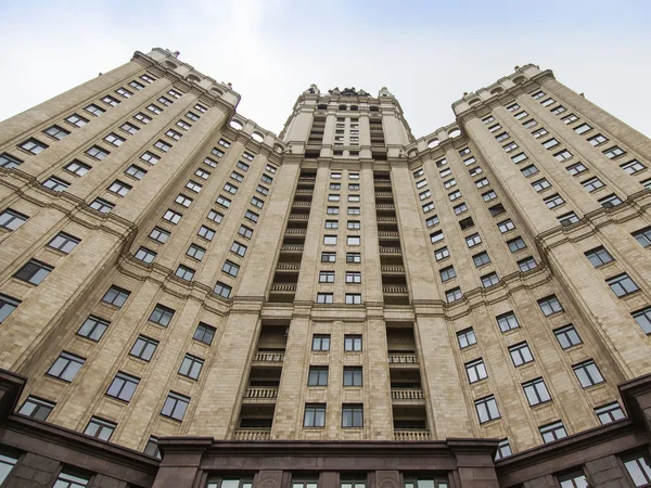Moscú, Rusia, 14 de octubre de 2014. Fragmento arquitectónico de un rascacielos de Stalin — Foto de Stock