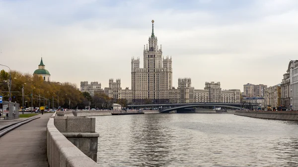 俄罗斯的莫斯科，在 2014 年 10 月 14 日。斯大林的摩天大楼-Kotelnicheskaya 路堤的房子之一 — 图库照片