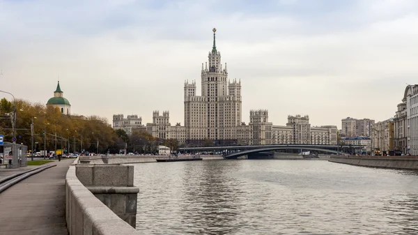 Moscú, Rusia, 14 de octubre de 2014. Uno de los rascacielos de Stalin - una casa en Kotelnicheskaya Embankment — Foto de Stock