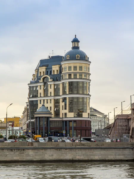 Moskva, Ryssland, den 14 oktober 2014. Arkitektoniskt komplex av floden banvallen Moskva — Stockfoto