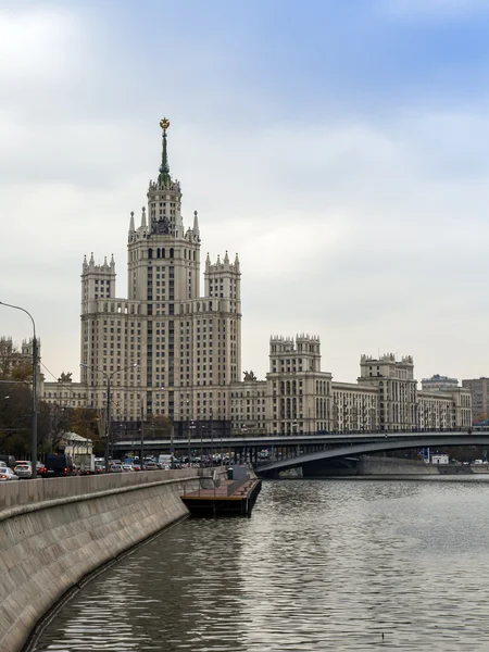 Mosca, Russia, il 14 ottobre 2014. Uno di grattacieli di Stalin - una casa su Kotelnicheskaya Embankment — Foto Stock