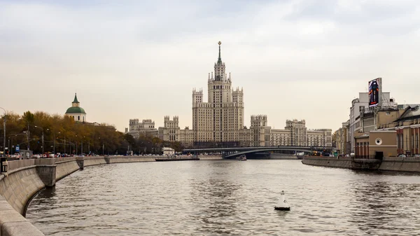 Moscow, Russia, on October 14, 2014. One of Stalin skyscrapers - a house on Kotelnicheskaya Embankment — Stock Photo, Image