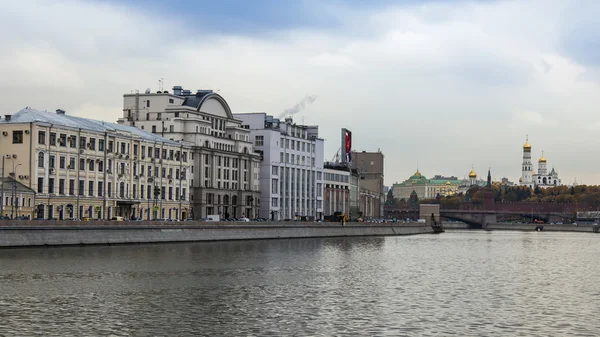 Москва, Россия, 14 октября 2014 года. Архитектурный комплекс набережной реки Москва — стоковое фото