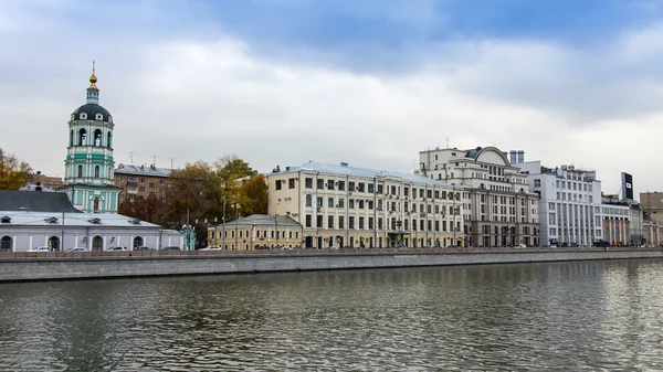 Moskva, Ryssland, den 14 oktober 2014. Arkitektoniskt komplex av floden banvallen Moskva — Stockfoto