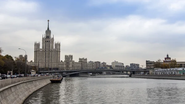 Moscow, Russia, on October 14, 2014. One of Stalin skyscrapers - a house on Kotelnicheskaya Embankment — Stock Photo, Image