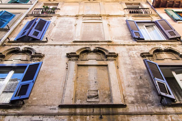 Roma, Itália, em 10 de outubro de 2012. Detalhes arquitetônicos de casas antigas — Fotografia de Stock