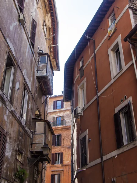 Roma, Itália, em 10 de outubro de 2012. Detalhes arquitetônicos de casas antigas — Fotografia de Stock