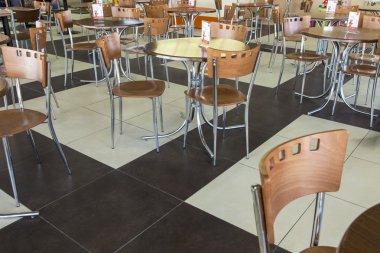 8 Ekim 2014 tarihinde, Pushkino, Rusya. Alışveriş merkezi food court kafede küçük tablolar