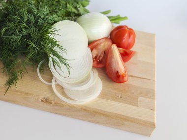 Domates, soğan ve yeşillikleri salatası