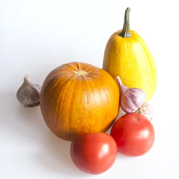 Oranje pompoen, tomaat, knoflook voor salade — Stockfoto