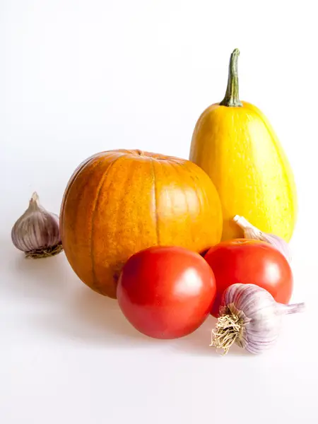 Orange pumpa, tomat, vitlök för sallad — Stockfoto