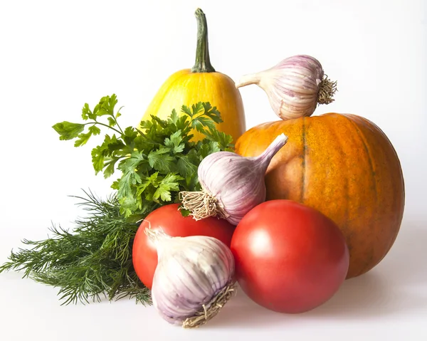 Calabaza naranja, tomate, ajo y verduras para ensalada — Foto de Stock