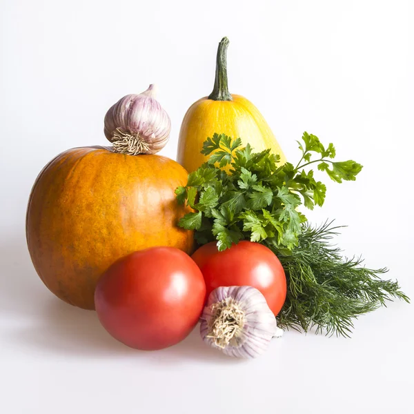 Оранжевая тыква, помидоры, чеснок и зелень для салата — стоковое фото