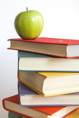 Vintage kitap, çok renkli kapakları ve yeşil elma yığını zor