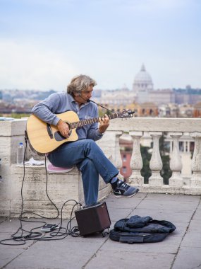 10 Ekim 2013 tarihinde, Roma, İtalya. Kentsel görünümü. Şehre karşı sokak müzisyeni