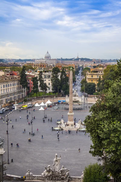 Rome, Italië, op 10 oktober 2013. Typisch stedelijke weergave. Piazza del Popolo — Stockfoto