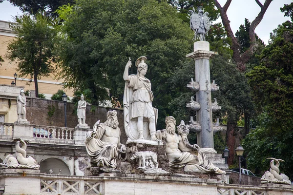 Roma, Italia, 10 de octubre de 2013. Una antigua escultura en un entorno urbano — Foto de Stock