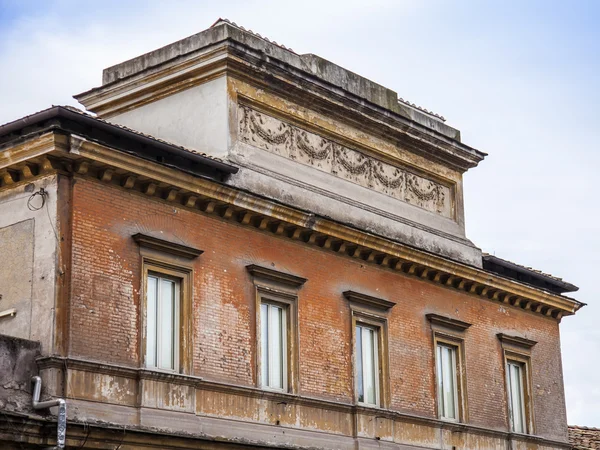 Roma, Itália, em 10 de outubro de 2012. Detalhes arquitetônicos de casas antigas — Fotografia de Stock