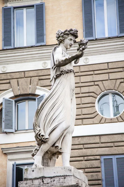 Řím, Itálie, na 10 října 2013. Starobylé sochy v městském prostředí — Stock fotografie