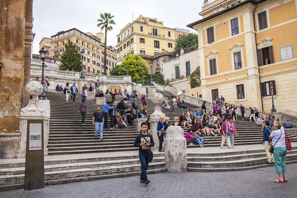 Roma, Itália, em 10 de outubro de 2013. Vista urbana. Turistas na escada espanhola — Fotografia de Stock